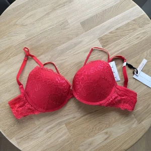Change red Push Up bra - Helt ny med lapparna och kvitto kvar, köpt för 859kr!  Jättesnygg, säljer eftersom jag har för många behåar, stl 70DD ♥️ push up