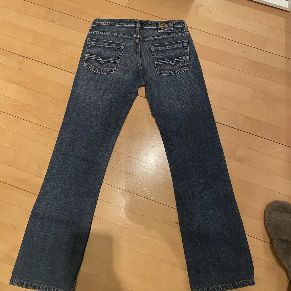 Skitsnygga jeans från Just Cavalli som tyvärr är för korta på mig som är 177, tror de hade passat på någon runt 165-170! De är lågmidjade och utsvängda. Storlek 29 men skulle säga att de är som en 36!. Jeans & Byxor.