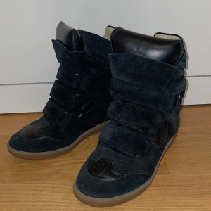 ISABEL MARANT BEKETT - säljer nu mina isabel marant skor då dem inte används, stl 38, jag har använt dem försiktigt fåtalet gånger, ser helt nya ut, väldigt bra skick! köpta för 4700kr, vill gärna bli av med dem, skolåda+dustbag medföljer! skriv för fler bilder! :) 