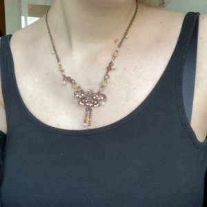 Gullig 00s halsband - Halsband med pärlor och en fjäril! 