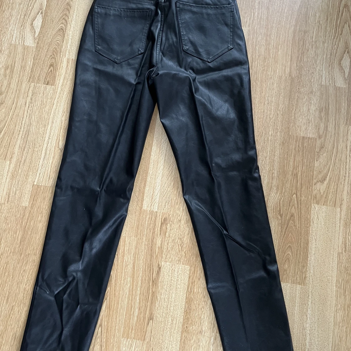 Fejk skinnbyxor  - 91