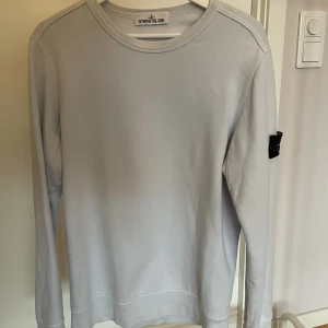 Stone Island sweatshirt strl M - Stone Island sweatshirt i herrmodell storlek M. Färgen är väldigt ljusblå, köpt på NK i Göteborg och kvitto finns. Nypris runt 2000kr, säljs för 1000kr
