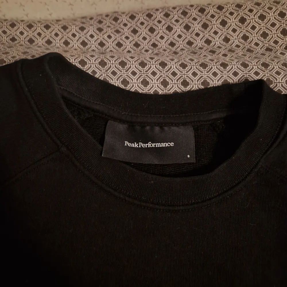 Säljer min svarta Peak Performance tröja i storlek S (sitter som s/m). Väldigt gott skick!. Hoodies.