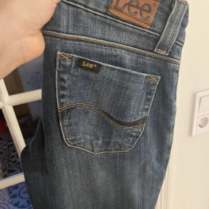 Low waist jeans  - Jättefina vintage low waist straight leg jeans från Lee!💙💙Köpa på Plick men är tyvärr för små för mig så får sälja vidare dom! Jättebra skick. Storlek 34/32 då jag tycker de är ganska små för att vara 34. Skriv för mer info och bilder!❣️