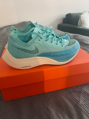 Nike ZoomX Vaporfly next% 2 - Helt oanvända Nike ZoomX Vaporfly next% 2   Säljes då de inte passade min fot tyvärr. Strl 38. 