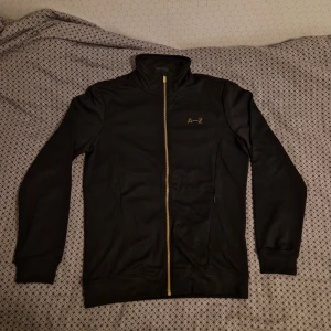 A-Z track suit  - Tröjan är i storlek S och är fortfarande i väldigt gott skick.