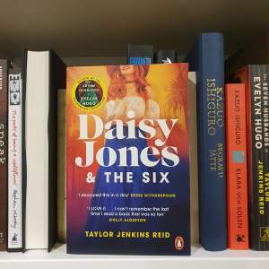 Daisy Jones & the six av Taylor Jenkis Reid (på engelska) köpt på adlibris för cirka 1 år sen, men är i nyskick. Obs! Möts bara upp just nu! 
