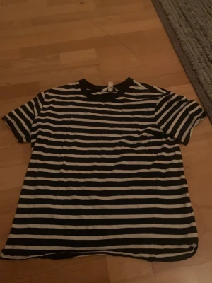 Randig tröja  - En svart och vit randig tröja 🤍🖤från h&m storlek Xs! Inte ofta använd därför säljer jag den😀