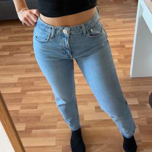 Jeans från Zara utan anmärkningar! Ljusblåa jeans som passar till allt. Storlek 40 men passar även dig i storlek 36/38. 