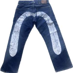 super feta evisu jeans i en av dom bästa cw. vill bli av med dom fort. står strlk 34,32 men passar mer åt 30,30