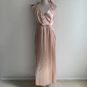 Långklänning  - • Storlek: 38 • Fint skick  • Färg: roséguld • Skickas med spårbar frakt 69 kr  • Bild på paket och kollinummer skickas vid sändning 