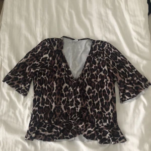 Gina Tricot tröja  - Tröja i nyskick från Gina med dragsnören nertill för att korta ner. Mer i cropped-stil. Passar S-L pga bra stretch. 