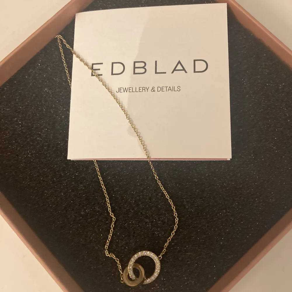 Fint halsband från edblad Eternal Orbit Necklace Gold  Hämtas i Bromma, eller skickas. Köparen står då för frakt. Accessoarer.