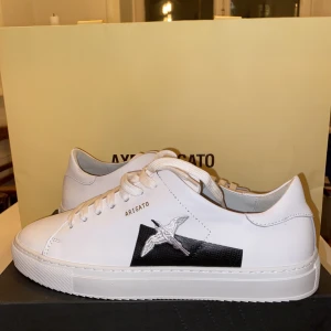 Axel arigato skor - Helt nya Axel arigato skor (aldrig använda) Skicka meddelande vid frågor eller mer bilder. Orgina Box ingår inte, men kan fixa en box ifall det behövs.