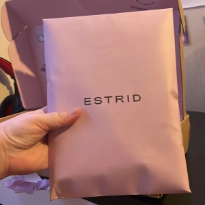 Estrid rakhyvel kit - Jag fick fel färg (mocha/grön), helt oanvänd. Rakhyvel, två rakblad samt en grön hängare ingår.