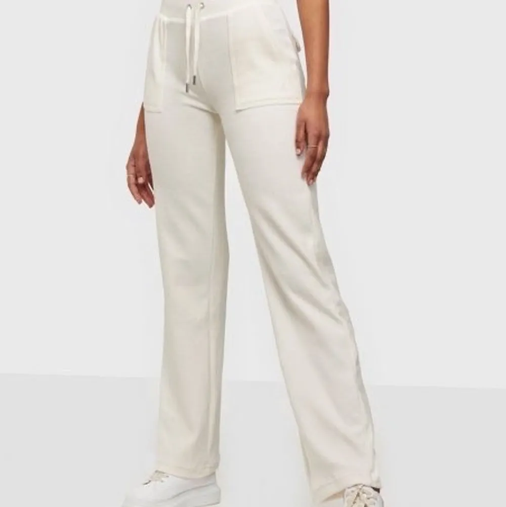 Intressekoll på mina vita juicy couture byxor i strl xxs, helt slutsålda överallt i den storeken🤍de är helt nyköpta och endast använda en gång, säljer endast vid bra pris då de fortfarande går att skicka tillbaka. Vid fler intressen blir det budgivning. Köp direkt för 1100. Jeans & Byxor.