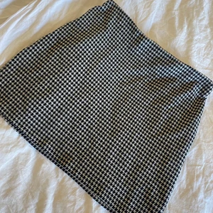 Kjol - Säljer en super fin kjol i Stretchit material🤍🤍