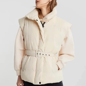 Zoe puffar väst  - Zoe puffar väst - Gina Tricot  Storlek: L Nypris 649kr Säljes pga för stor 