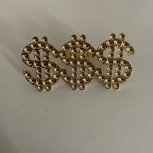 ”Dollar” ring  - Ring som ser ut att ha dollar märket ”$$$” Ett finger endast och går att ändra storlek… är ny-aldrig använd 