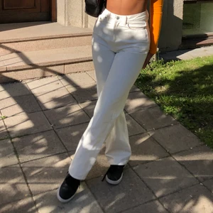 Jeans vita - As snygga vita jeans som tyvärr blivit försmå för mig 🤩 storlek Xs, ifrån weekday 💕💕 uppsydda 160-165 cm 🥰 hör av er vid frågor! Frakt tillkommer