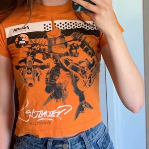 Babytee  - Orange babytee med legotryck!