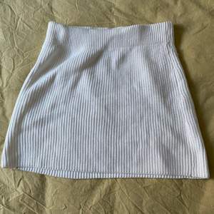 Jättefin stickad kjol från Zara, kan användas som topp också. Använd fåtal gånger Storlek L. Nypris 259kr. Köparen står för frakten.
