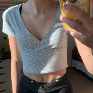 Brandy Melville Amara top strl S-M - Blommig blå amara top från Brandy Melville. Använd bara några få gånger, inga fläckar eller något liknande. Köptes 2020. Säljer för den får ingen användning av mig. Har ett väldigt djupt vrringning. Perfekt för sommaren. Du kan också använda ett vitt linne under om vrringningen är för djup som jag brukade göra. Ord pris: 200kr. Skriv för fler bilder. Betala med swish. Totalt: 80kr + 45kr. 😜💋🤌🏼