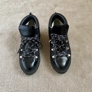 Ganni boots stl 37 - Ganni Winter City Leather & Suede Boots, svarta i stl 37. Bootsen har använts mycket sparsamt och är i gott skick. 