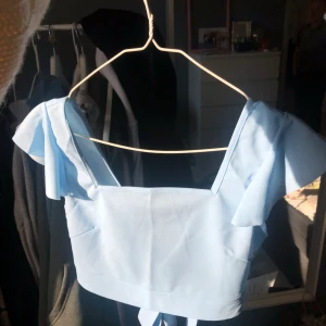 Storlek M - Säljer en fin sommar topp. Aldrig använt då jag råkat  beställa två likadana.