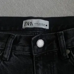 Jeans från zara ’ Mia bootcut’, använda endast en gång!  Säljer då det är för stora för mig 💗💗