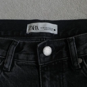 Zara Jeans - Jeans från zara ’ Mia bootcut’, använda endast en gång!  Säljer då det är för stora för mig 💗💗