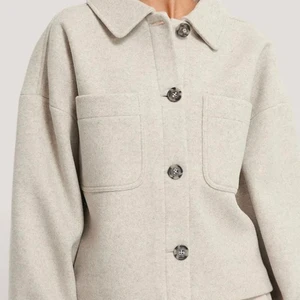 Kort kappa NAKD - Säljer denna kappa som jag köpte ifrån Nakd för ett tag sedan som tyvärr inte kommit till användning. Är helt i nyskick knappt använd och supersnygg!❤️ Slutsåld i de flesta storlekarna på Nakd. Köpte för ca 500kr. Hör av dig vid intresse och flera bilder!❤️