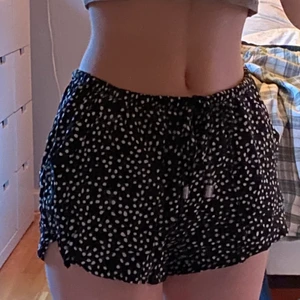 shorts - svarta prickiga shorts med fickor från h&m i bra skick💛