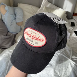 Keps - Helt ny keps från zara. gratis frakt med frimärken eller 66kr spårbar❤️‍🩹 STÅR DET INTE SÅLD PÅ ANNONSEN FINNS DEN FORTFARANDE KVAR 