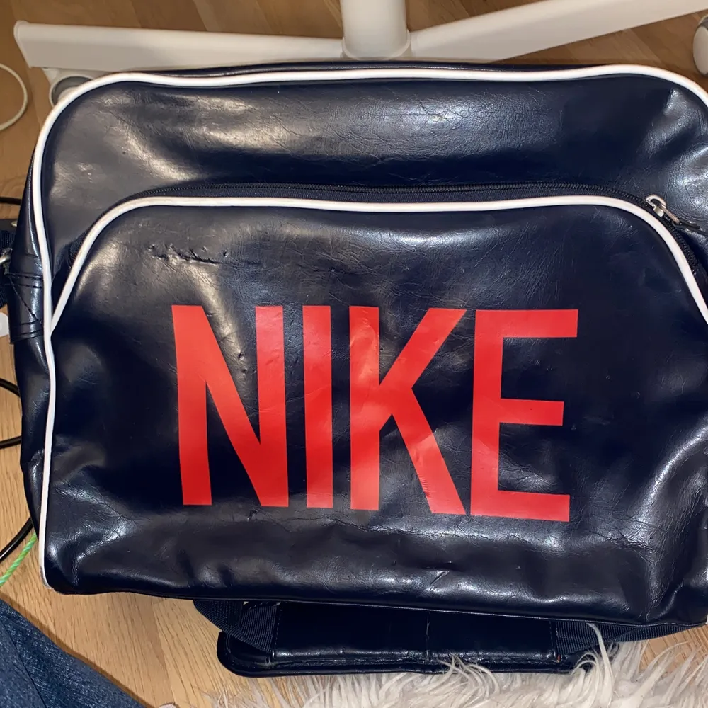 Säljer denna Nike axelremsväska! Den har lite defekter som man kan se på tredje sliden, de är dock inte jättemärkbara men om ytterligare bilder önskas på de fixar jag!. Väskor.