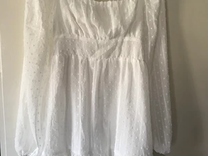 Supersöt vit klänning  - Vit klänning i tunnt och fint material, perfekt till student eller skolavslutning. Rosett i ryggen, & dragkedja i ena sidan(syns i bild 3) Klämningen köpte jag här på plick men är ursprungligen från shein. storleken är M men jag skulle säga att den passar bättre på någon som brukar ha strl s/xs 