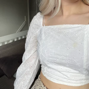 Somrig topp - Supergullig somrig topp från BikBok med broderi i storlek S. Sitter superbra och passar till jättemycket. Har knappat vid ärmen som man kan styla som man vill! Använd få gånger. 90kr + frakt 🚚❤️