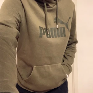 Puma hoodie i strl XS/S/M - Grön puma hoodie. Gott skick. Skön. Står att den är i strl M men skulle säga att den är lite liten i sorleken. 
