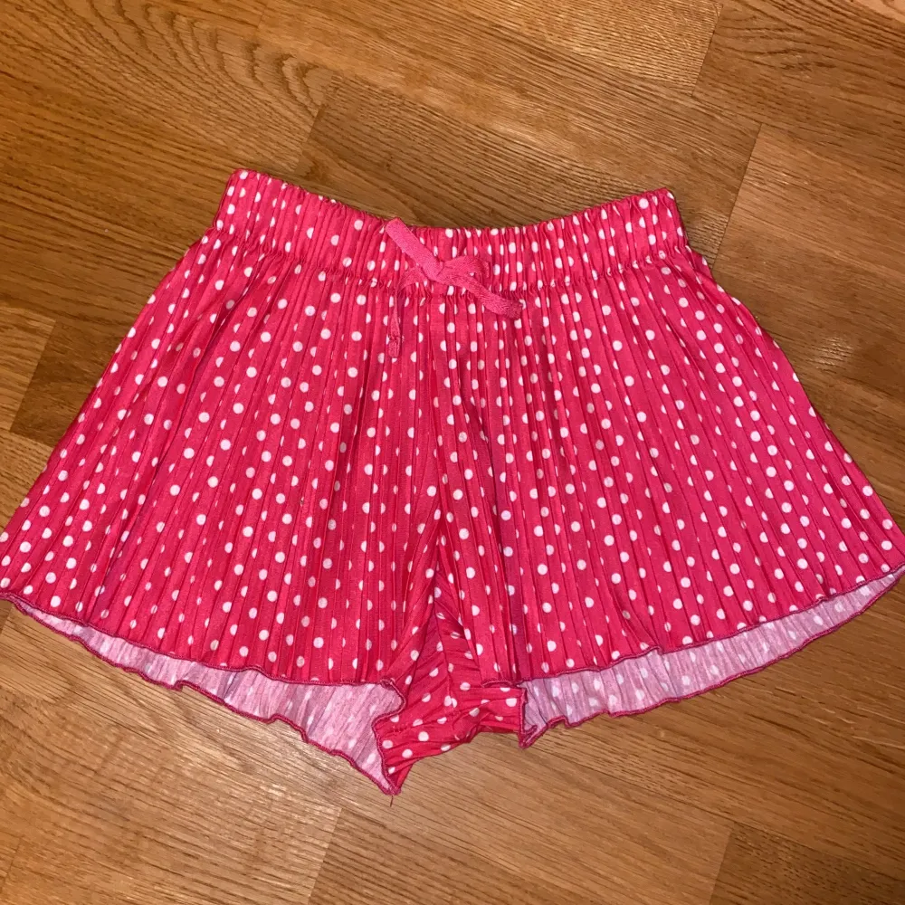 Magtröja i leopard i fint skick samt vida prickiga shorts. . Toppar.