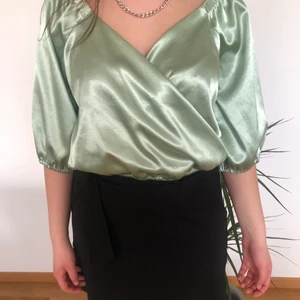 Grön topp från Bikbok - Superfin grön tröja från Bikbok som knappt är använd. Tröjan är i storlek XL men skulle snarare säga att den passar som en M/L. Min syster som har på sig tröjan på första bilden har vanligtvis S eller M. Köparen står för frakten