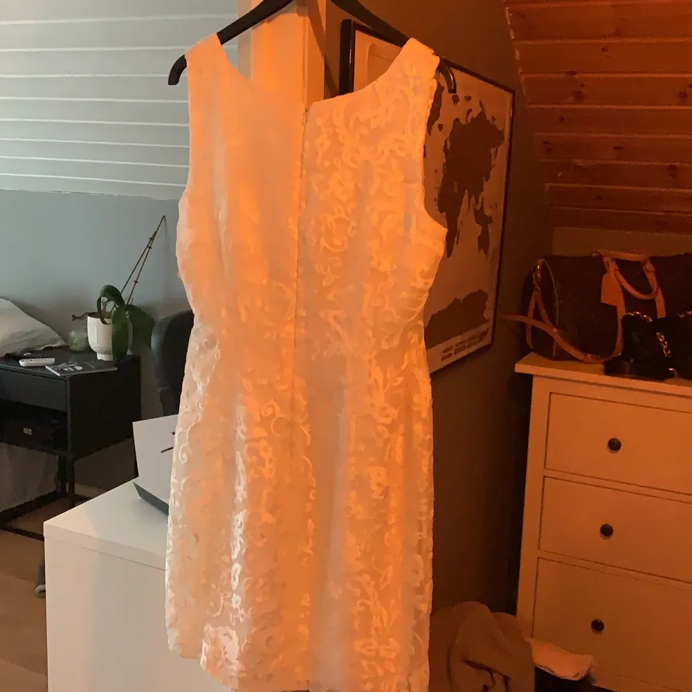 Hej, säljer en vit Ann green kläning storlek m köpt för 1795kr begagnad lapp finns kvar aldrig använd i ny skick . Klänningar.
