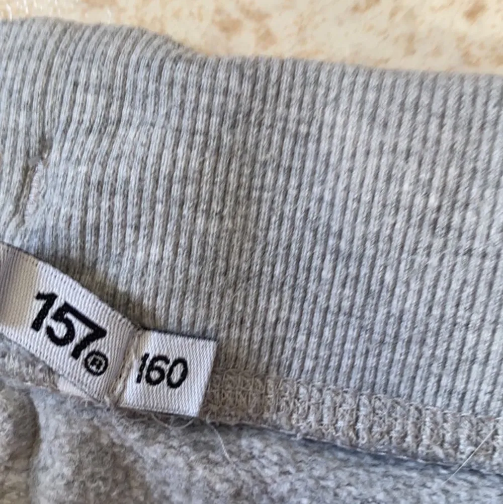 Om du har 150 i storlek så passar nog dessa dig , jag har 160 och dom är för små.. Jeans & Byxor.