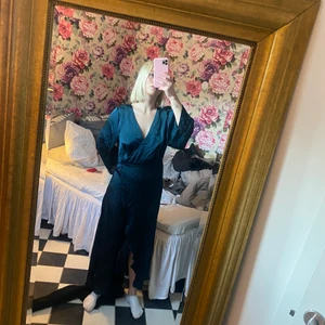 Lång klänning - I fint skick men några få fimpmärkwn på armen men inget som syns då armarna är vida. Storlek 42 men passar mig som är en 36