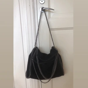 Kedjeväska - Stella McCartney liknande väska, köpt på Plick💞 Kolla gärna in mina andra annonser 