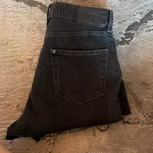 Svarta shorts från hm i stl 38 men passar även stl 36, säljer de pga att de inte kommer till användning. Endast testade och är jätte fina