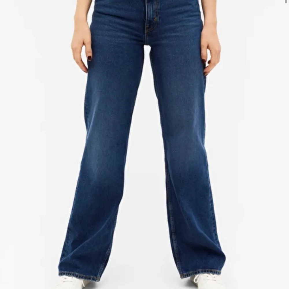 (Lånad bild) säljer dessa jeans från monki som endast är använda 3 gånger. Har klippt av dem ungefär 2 cm längst ner för att de skulle passa, men annars så har de inga defekter. Vill bli av med dem så kan sänka priset för snabb affär❤️❤️. Jeans & Byxor.