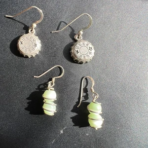 Silver örhängen  - Första par Ingen stämpel andra par är äkta silver örhängen. Mycket fint skick 150kr för både par 