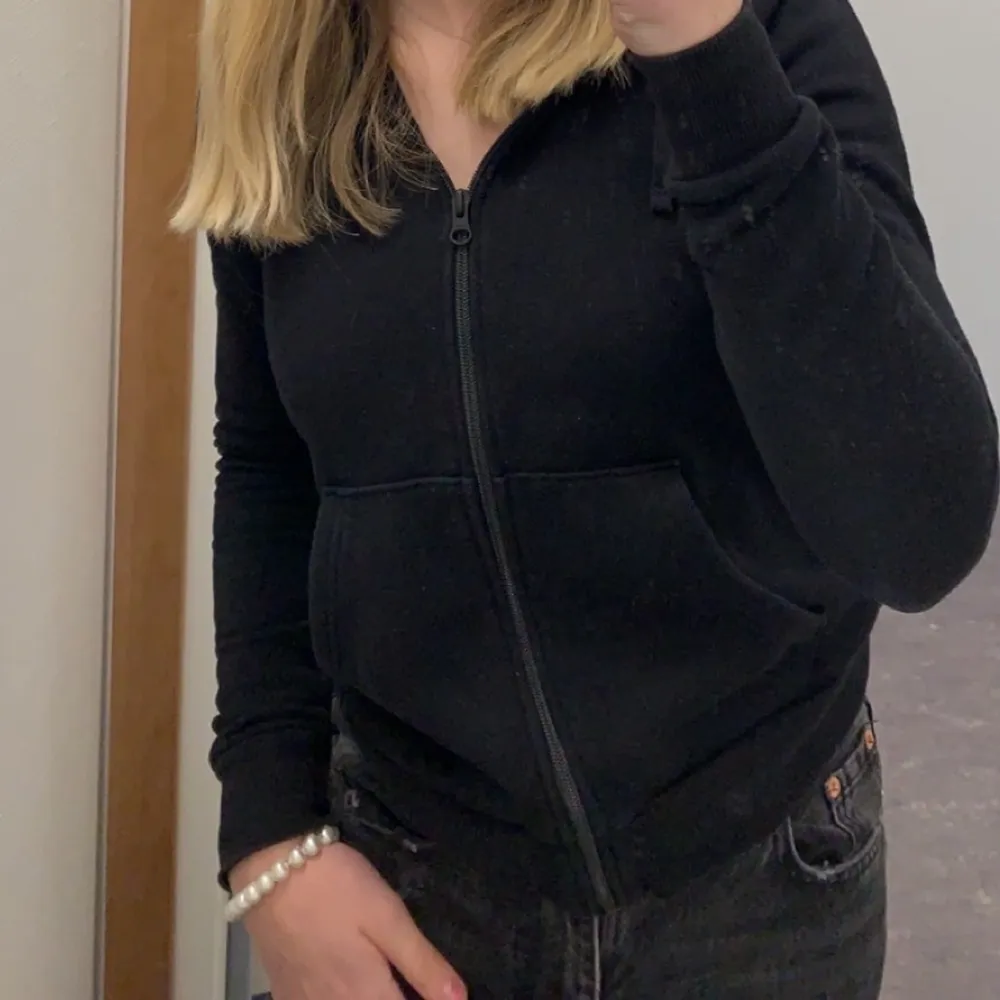 Säljer min svarta zip hoodie i storleken XS, då den är lite tajt för mig. Skit snygg och skön. Hoodies.