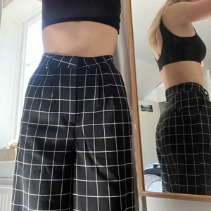 Rutiga kostymbyxor - Höga och vida kostymbyxor. Storlek 34 men passar nog 36 också. Från Nakd, snygga och väldigt sköna. 50kr plus frakt