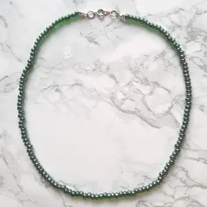 🐉Egengjort superhäfrigt halsband som skiftar färg mellan silver och grönt beroende på ljuset. Gör även custommade smycken🐉. Frakt 12kr. Dma vid frågor. KOLLA IN PROFIL FÖR FLER SAKER ELLER INSPIRATION😊
